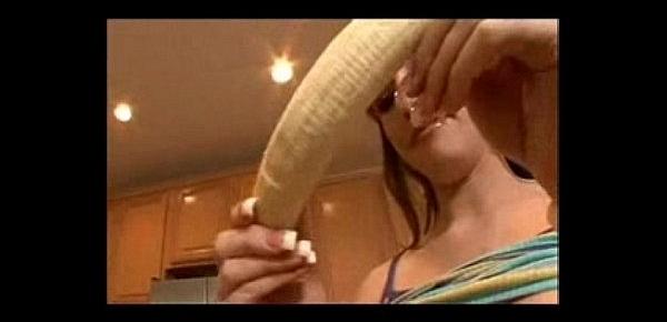  Start deepthroat skills with a peeled banana